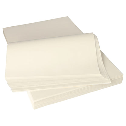Une pile de feuilles lisses, non doublées PAPSTAR de remplacement de parchemin « pur » blanc (12,5 kg, résistant à la graisse) de la PAPSTAR GmbH est partiellement superposée. Ces feuilles crème, respectueuses de l'environnement, sont biodégradables et idéales pour une utilisation durable.