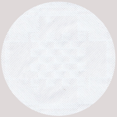 La nappe en papier gaufrée damassée (50 m x 0,8 m, blanc | film) de PAPSTAR GmbH présente un motif circulaire blanc avec de fines lignes grises diagonales, formant un motif géométrique discret en losange et offrant un aspect élégant pour les occasions festives.