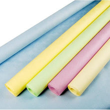 Quatre rouleaux de nappes en papier PAPSTAR aux couleurs pastel (jaune, vert, rose, crème) sont présentés à côté d'une feuille bleue déroulée. Chaque rouleau : 8 m x 1 m. Parfait pour des décorations de table élégantes de PAPSTAR GmbH.