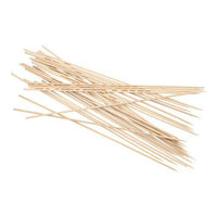 Ein Stapel PAPSTAR Schaschlikspieße aus Holz "pure", Ø 3 mm, 30 cm lang (Packung 500 Stück) von PAPSTAR GmbH ist auf weißem Untergrund ausgebreitet. Die Grillspieße sind dünn, gerade, und haben spitze Enden.