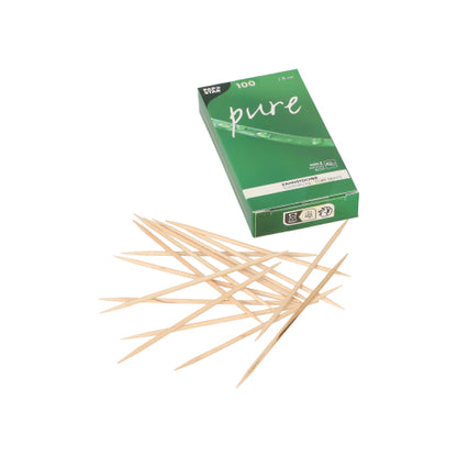 Une boîte verte PAPSTAR avec l'inscription "pure" contient 100 cure-dents en bois ronds (8 cm) dans une boîte pliante, avec quelques cure-dents devant l'emballage en carton écologique sur fond blanc.