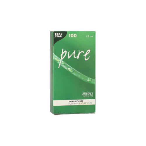 Une boîte verte de PAPSTAR GmbH avec l'inscription "pure" contient 100 cure-dents en bois ronds (8 cm) dans un carton écologique avec un motif de feuilles et de gouttes d'eau et du texte en allemand et en anglais. Produit : PAPSTAR cure-dents "pure" en bois, 8 cm.