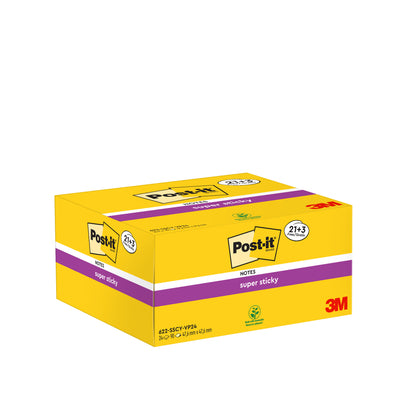 Une boîte jaune de Post-it® Super Sticky Notes (3M Deutschland GmbH), 21 blocs plus 3 blocs gratuits, 90 feuilles chacun, 47,6 mm x 47,6 mm, certifié PEFC (100 %), avec logo et informations produit avec accents violets à l'avant et à l'arrière.