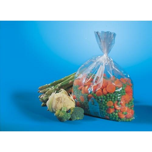 Un sachet de congélation transparent Starpak 100 (1 l, 24 cm x 16 cm) contient des légumes mélangés congelés et est placé à côté d'asperges fraîches, de chou-fleur et de fleurettes de brocoli sur un fond bleu.