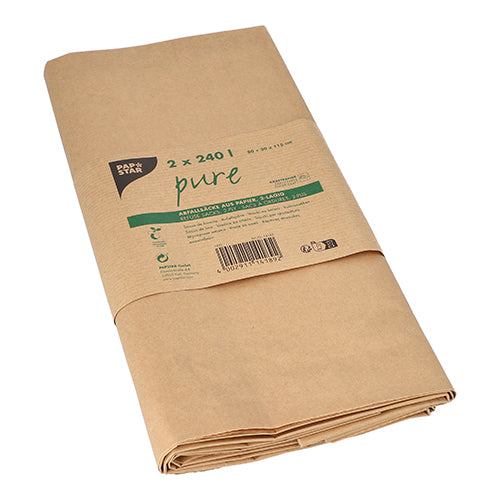 Une pile de sacs à déchets en papier brun à 2 couches PAPSTAR "pure" (240 l) est soigneusement pliée et entourée d'une bande "2 pièces", détails du produit et code-barres de la PAPSTAR GmbH.