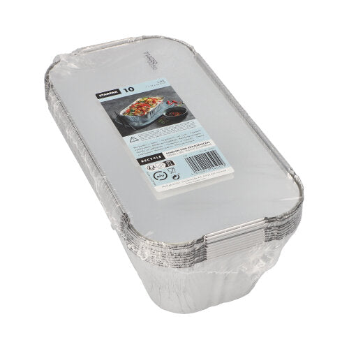 Une pile de Starpak 10 plateaux, alu + couvercle inséré (revêtu de PP, rectangulaire) dans un film plastique avec une étiquette supérieure avec les détails du produit et une photo alimentaire - idéal pour le stockage pratique des aliments.