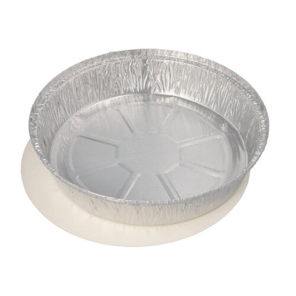 Une poêle en aluminium Starpak 25 à bords ronds et vide, avec un couvercle intérieur revêtu de PP, repose sur une surface blanche simple, idéale pour le catering ou les plats à emporter.