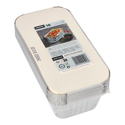 Une pile de dix plateaux rectangulaires Starpak 10, alu + couvercle inséré, revêtus de PP avec des couvercles en carton blanc. L'étiquette supérieure montre des aliments dans un plateau, des informations sur le produit pour le stockage des aliments et un code-barres.