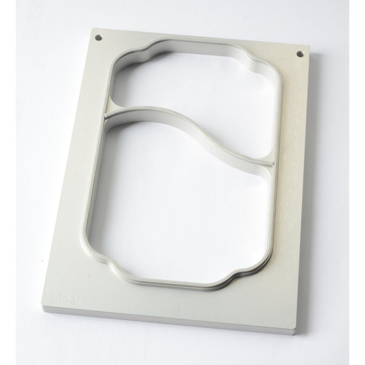 Eine rechteckige Kassette DF10/20 für PP-Schalen, 700/400 ml, 2-kompartimentiert von Duni GmbH, mit zwei unregelmäßig geformten Ausschnitten und einem dünnen Metallsteg, liegt auf einer weißen Fläche.