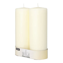 Deux bougies cylindriques Starpak 2 non allumées Ø 80 mm avec tête plate se tiennent côte à côte, enveloppées à la base d'un ruban étiqueté, rayonnant une élégance intemporelle.