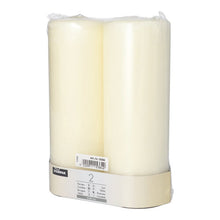Deux bougies cylindriques blanches Starpak 2 Ø 80 mm avec tête plate, emballées dans un plastique transparent avec une étiquette beige contenant les détails du produit et un code-barres, ajoutent une élégance intemporelle à tout environnement.