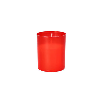 Une bougie funéraire rouge PAPSTAR "Stundenbrenner" (Ø 5 cm, 6,5 cm de haut, paquet de 4), non allumée dans un support cylindrique, se tient au milieu d'un fond blanc simple - un classique de la société PAPSTAR GmbH.