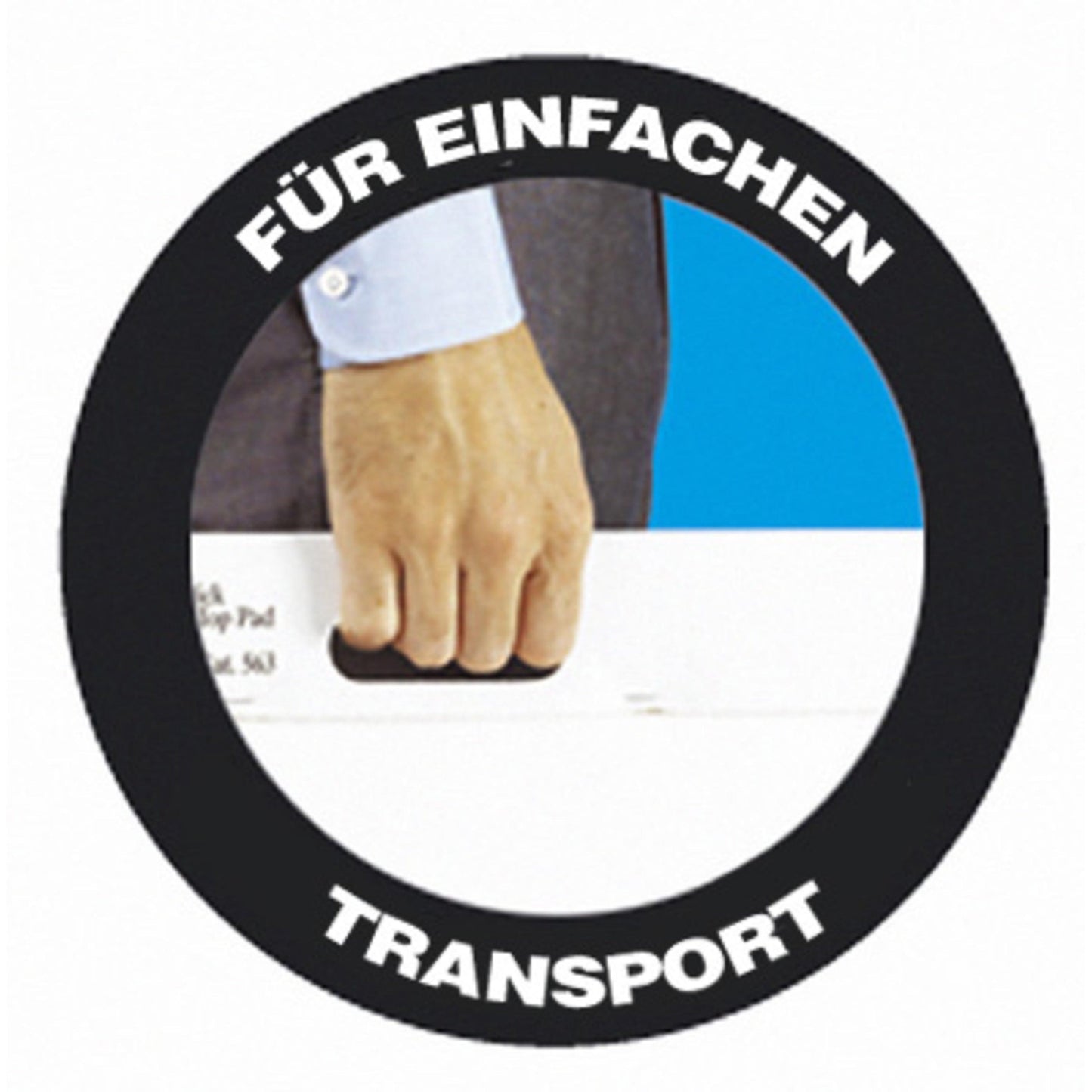 Eine Nahaufnahme zeigt eine Hand, die eine Post-it® Super Sticky Recycling Meeting Chart 559RP (63,5x76,2 cm, 30 Blatt, 2 Blöcke) am Griff mit der Aufschrift "FÜR EINFACHEN TRANSPORT"-ideal für umweltfreundliche Präsentationshilfen von 3M Deutschland GmbH hält.