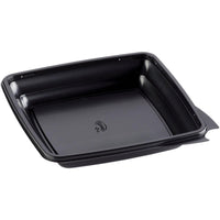 La boîte à repas carrée noire PP 197 x 197 x 33 de Duni GmbH (lot de 450 pièces), fabriquée en plastique résistant, présente des bords légèrement surélevés et une languette latérale, illustrée sur fond blanc.