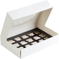 La boîte de transport pour restauration Duni GmbH S (carton blanc/PE, 360 x 250 x 80 mm) est équipée d'un insert noir comportant seize compartiments carrés et convient parfaitement au transport en toute sécurité de cupcakes ou de pâtisseries. Vendue par lot de 10.