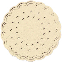Un biscuit rond, de couleur beige, aux bords ondulés et parsemé de trous régulièrement répartis, s'adapte parfaitement au dessous de tasse de Duni GmbH (Ø 7,5 cm), de couleur crème, au design élégant et disponible en paquets de 250 pièces.
