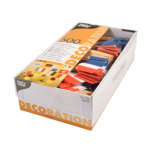 Dans un carton avec l'inscription « PAPSTAR 500 Deko-Picker 8 cm blanc » de PAPSTAR GmbH se trouvent 500 drapeaux en papier écologiques dans divers designs nationaux, notamment de France et de Suisse. Dans l'emballage ouvert, les piques sont empilés proprement.