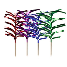 Vier Metallic-Folienpalmen-Cupcake-Topper in den Farben Rot, Lila, Blau und Grün von PAPSTAR 144 Deko-Picker farbig sortiert by PAPSTAR GmbH sind auf hölzernen Zahnstochern befestigt und in einer Reihe auf weißem Hintergrund angeordnet.