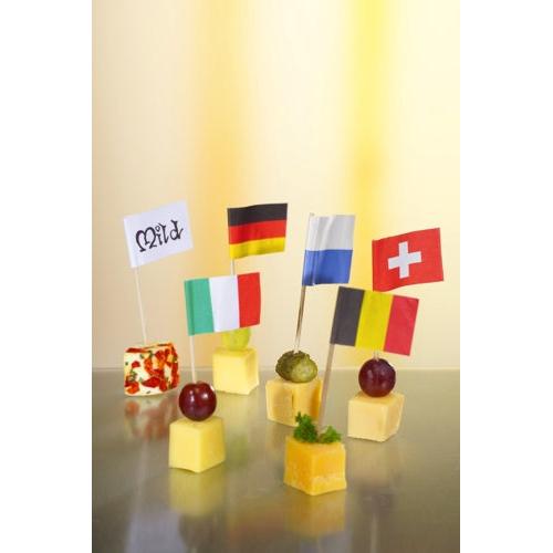 Des cubes de fromage avec des raisins, des cornichons ou des herbes sont présentés avec style avec le PAPSTAR 500 Deko-Picker 8 cm blanc de PAPSTAR GmbH, équipé de têtes en forme de drapeau pour l'Italie, l'Allemagne, la Russie, la Suisse et la Belgique.