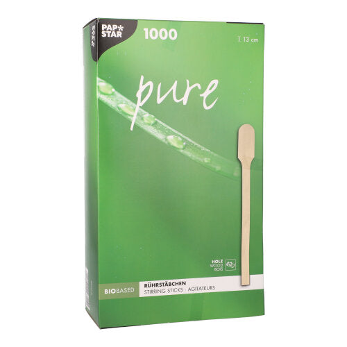 Eine grüne PAPSTAR „pure“-Box der PAPSTAR GmbH mit 1000 splitterfreien, naturleichten 13cm Rührstäbchen aus Holz, ist mit einem Einzelstäbchenfoto versehen und weist darauf hin, dass das Produkt biobasiert und aus Holz hergestellt ist.