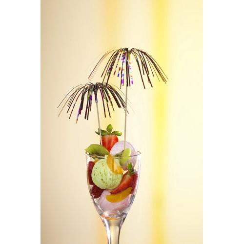 Ein Dessertbecher aus Glas mit grünem Eis, Erdbeeren, Kiwi und Orange wird gekrönt von zwei hochwertigen PAPSTAR 100 Deko-Pickern der PAPSTAR GmbH im Feuerwerk-Design – ideal für eine stilvolle Präsentation vor einem gelben Farbverlauf.