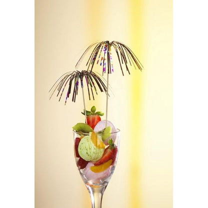 Ein Dessertbecher aus Glas mit grünem Eis, Erdbeeren, Kiwi und Orange wird gekrönt von zwei hochwertigen PAPSTAR 100 Deko-Pickern der PAPSTAR GmbH im Feuerwerk-Design – ideal für eine stilvolle Präsentation vor einem gelben Farbverlauf.