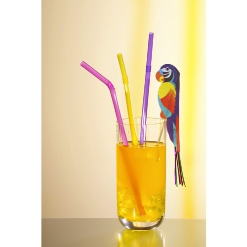 Ein Glas Orangensaft mit Eis und drei Strohhalmen, davon einer mit einem Deko-Picker PAPSTAR 100 der PAPSTAR GmbH, hebt sich von einem dezenten hellgelben Farbverlauf ab – ideal für die stilvolle Buffetpräsentation.