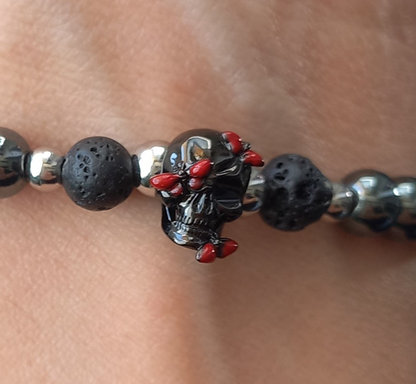 Eine Packung TENA Silhouette Plus White Inkontinenzpants von TENA – Essity Germany GmbH, Größe M, zeigt auf der Verpackung eine Frau, die das Produkt trägt. Sie hebt Schutz bei Blasenschwäche und Tragekomfort hervor und enthält 12 Stück.