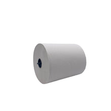 Un grand rouleau de papier CWS blanc à deux couches, doté d'un mandrin en plastique bleu et réputé pour son grand pouvoir absorbant, est représenté à l'horizontale sur un fond blanc.