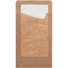 Le « Snack Sacchetto » avec serviette blanche à deux voiles de Duni GmbH est un sac en papier brun d'où dépasse, par le bord supérieur, une serviette blanche : pratique et respectueux de l'environnement.