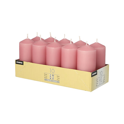 Eine Packung mit zehn rosafarbenen Starpak 10 Stumpenkerzen (Ø 40 mm · 90 mm) ist in zwei Reihen in einer offenen gelben Starpak-Box mit der Aufschrift „10“ angeordnet – ideal für Hochzeiten oder eine gemütliche Atmosphäre.
