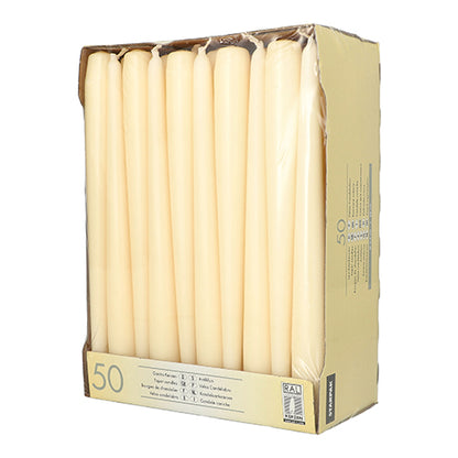 Eine beige Standbox von Starpak 50 Leuchterkerzen Ø 2,2 cm - 25 cm mit langer Brenndauer, teilweise in klarem Kunststoff verpackt. Die Schachtel ist an der Seite mit Produktangaben bedruckt.