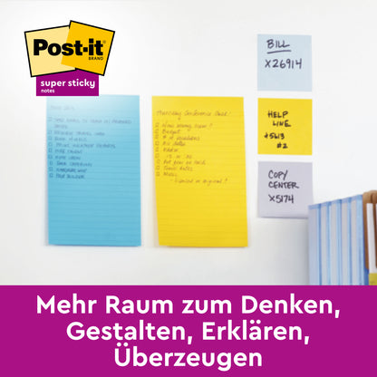 Vier Packungen Post-it® Super Sticky Meeting Notes der 3M Deutschland GmbH in verschiedenen Neonfarben (203 x 152 mm, je 45 Blatt, PEFC-zertifiziert) kleben an einer weißen Wand über Büchern. Oben links ist das PEFC-Logo zu sehen, der deutsche Text lautet: Mehr Raum zum Denken...