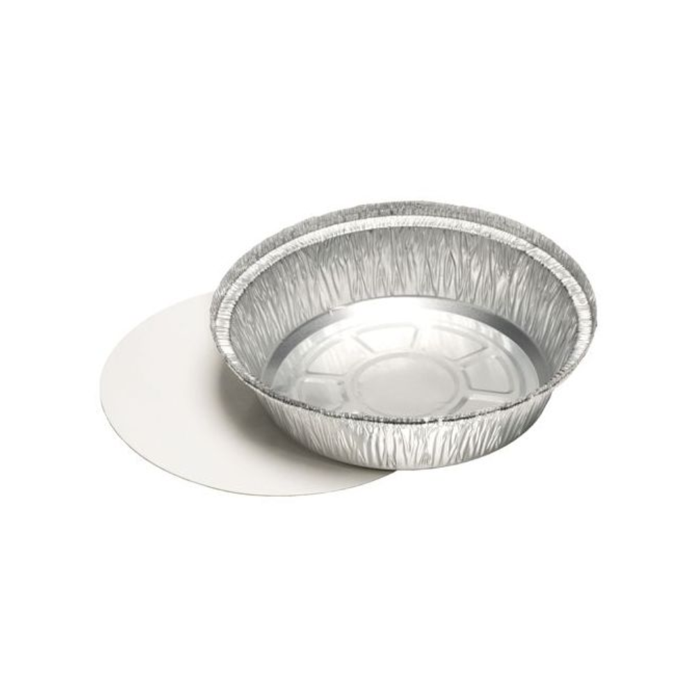 Un moule à pâtisserie Starpak 25, Alu + couvercle intérieur, revêtu de PP avec un couvercle en carton plat assorti est posé à proximité sur un fond blanc simple.