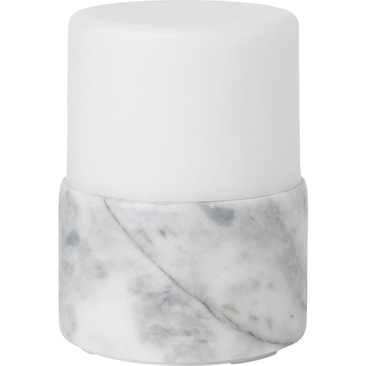 Der LED Kerzenhalter Stone von Duni GmbH (105x75 mm, 1 Stück) mit weiß-marmoriertem Design und mattem Deckel setzt auf jedem Tisch einen stilvollen Akzent und spendet helles Licht für Ihre Dekoration.