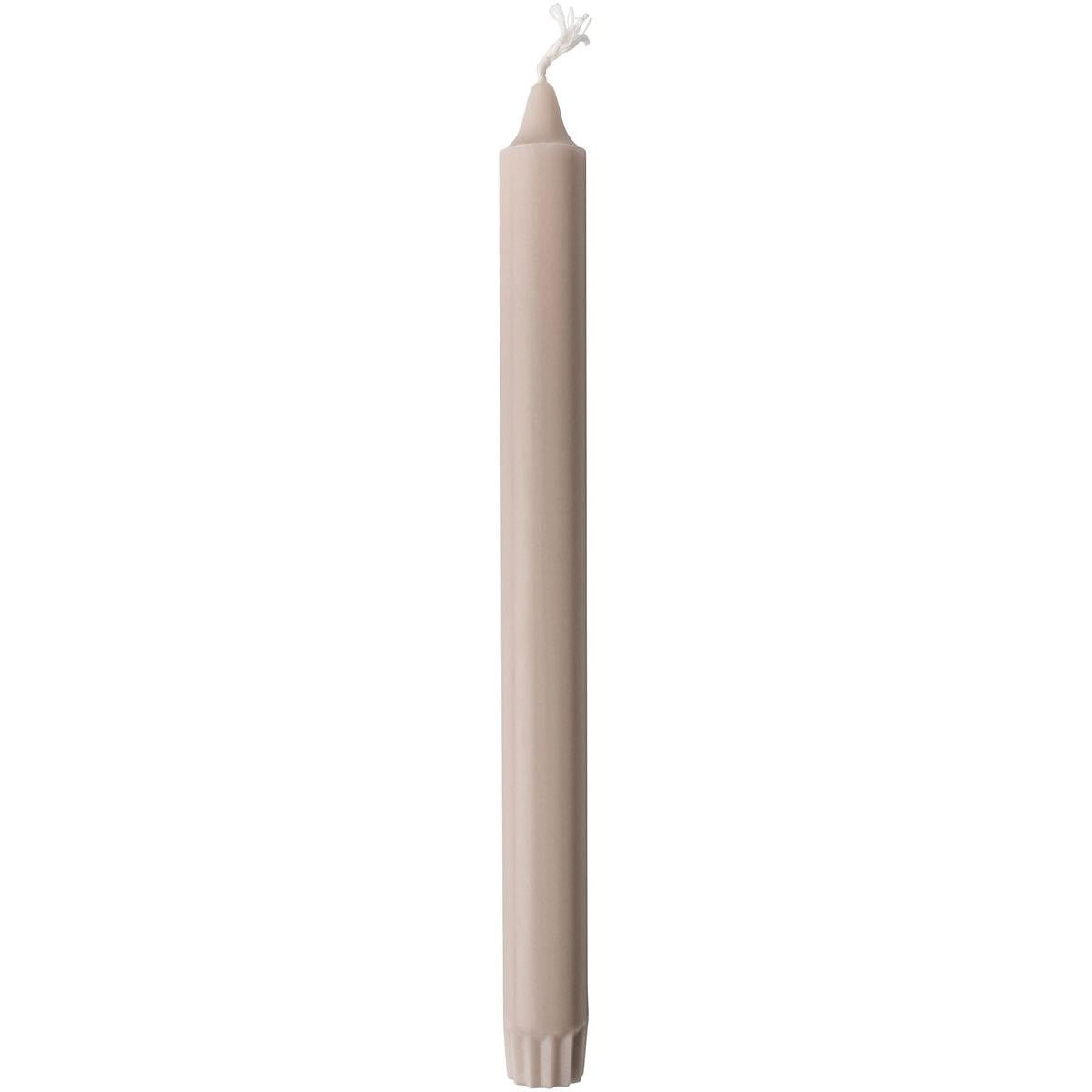 Eine einzelne, nicht angezündete Duni GmbH Kronenkerze aus 100% Stearin (250 x 22 mm) steht aufrecht mit sichtbarem Docht und dezent geriffeltem Boden, bekannt für ihre lange Brenndauer von 9 Stunden.