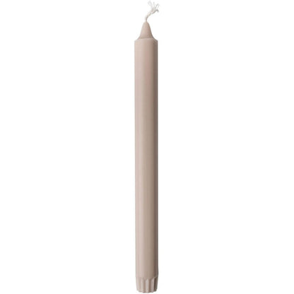 Eine einzelne, nicht angezündete Duni GmbH Kronenkerze aus 100% Stearin (250 x 22 mm) steht aufrecht mit sichtbarem Docht und dezent geriffeltem Boden, bekannt für ihre lange Brenndauer von 9 Stunden.