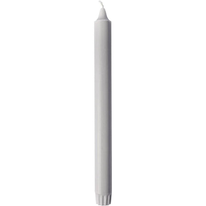 Eine unbenutzte weiße Kronenkerzen 100% Stearin Stumpenkerze der Duni GmbH (250 x 22 mm, 9h Brenndauer) mit sichtbarem Docht und geriffeltem Boden steht aufrecht vor einem schlichten Hintergrund.