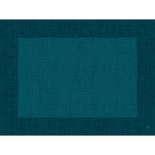 Das Dunicel-Tischset Linnea ocean teal (30 x 40 cm) von Duni GmbH überzeugt mit einem gewebt wirkenden Muster in Blaugrün und eignet sich ideal für elegante Tischdekorationen. Packung mit 100 Stück.