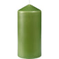 Die Stumpenkerze der Duni GmbH, ca. 40h, 130 x 60 mm, mit glatter grüner Oberfläche und weißem Docht, steht aufrecht vor einem schlichten weißen Hintergrund - perfekt für ein lang anhaltendes Ambiente mit langer Brenndauer.