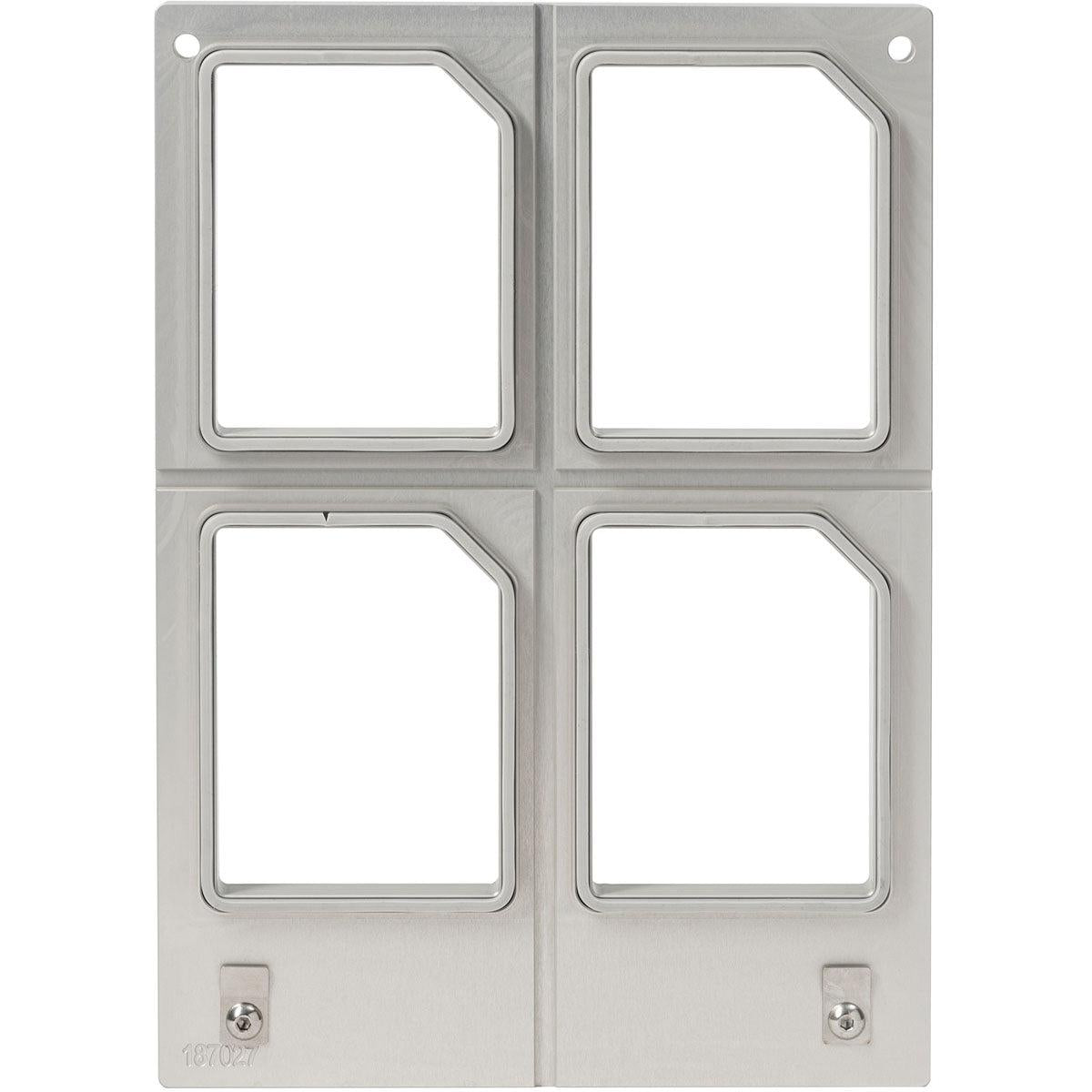 Die Kassette DF10/20 für Polardeli rPET Mini 100 ml (4-nutzig) von Duni GmbH verfügt über eine Metallplatte mit vier abgeschrägten rechteckigen Ausschnitten im 2x2-Raster, zwei Schrauben unten und Löchern oben - ideal für die Verwendung von recyceltem PET-Material.