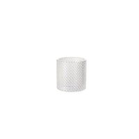 Le bougeoir « Calm » 80 x 80 mm de Duni GmbH est un bougeoir transparent et cylindrique, orné d'un motif en treillis texturé, placé au centre d'un fond blanc uni.