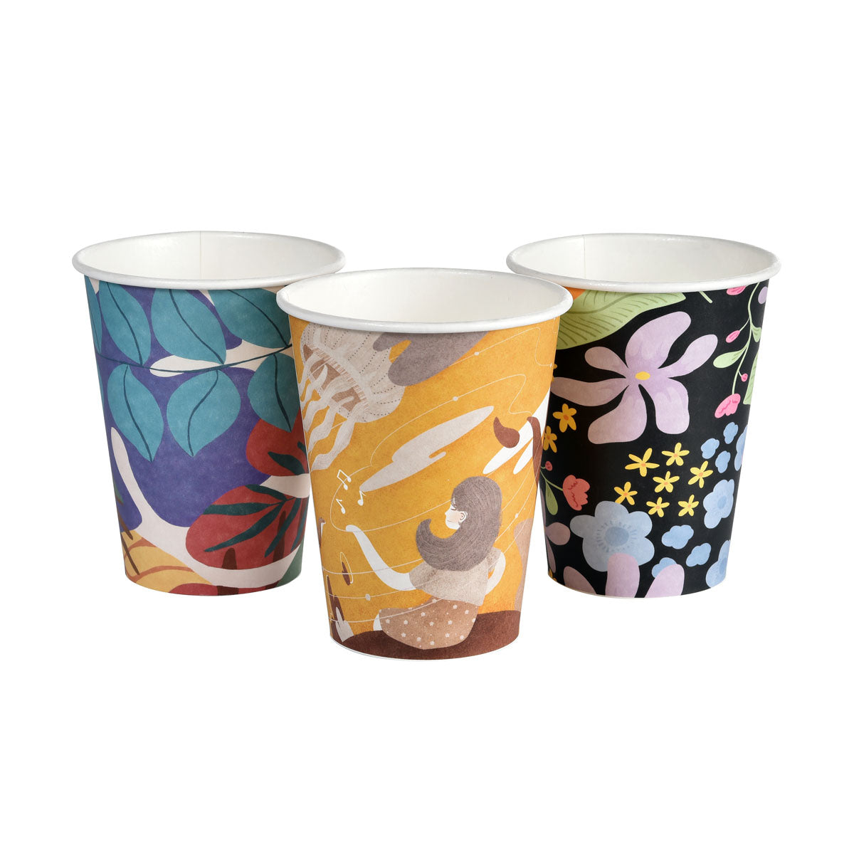 Three Art Series Kaffeebecher von Duni GmbH: PAP/PLA bedruckt mit blauen, violetten Blättern, einer sitzenden Person auf Gelb und bunten Blumen auf Schwarz - stilvoll, biologisch abbaubar und umweltfreundlich.