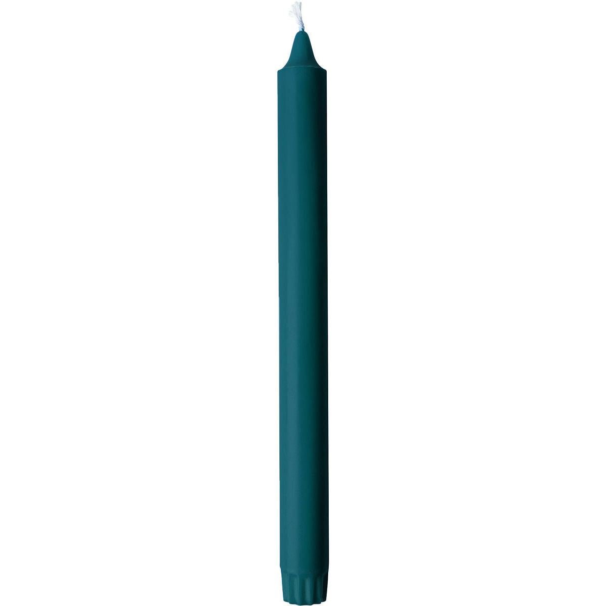 Die Kronenkerzen 100% Stearin der Duni GmbH sind zylindrische, mattierte Kerzen (250 x 22 mm) mit weißem Docht und einer Brenndauer von bis zu 9 Stunden, die aufrecht vor einem weißen Hintergrund stehen.