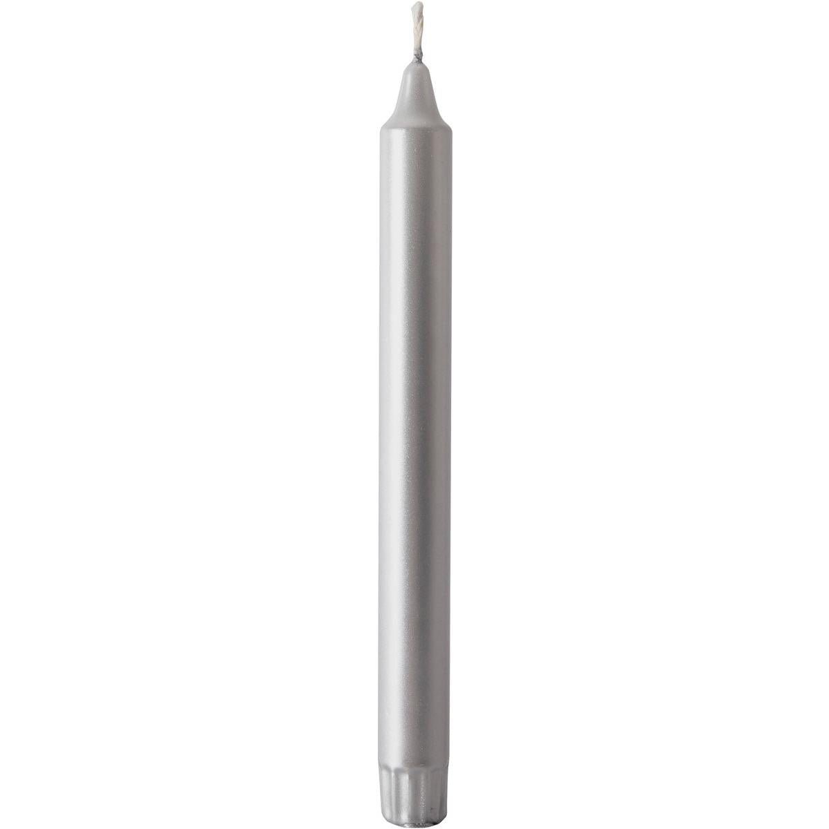Eine einzelne unbeleuchtete silberne Kronenkerze (250 x 22 mm) der Duni GmbH, aus 100% Stearin mit sichtbarem Docht, steht aufrecht vor weißem Hintergrund und bietet eine lange Brenndauer von 9h.