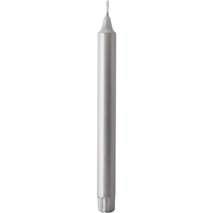 Eine einzelne unbeleuchtete silberne Kronenkerze (250 x 22 mm) der Duni GmbH, aus 100% Stearin mit sichtbarem Docht, steht aufrecht vor weißem Hintergrund und bietet eine lange Brenndauer von 9h.