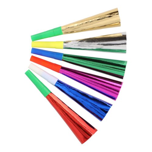 Six trompettes "Métalliques" de fête (18 cm, couleurs assorties : or, argent, vert, bleu, violet, rouge), de PAPSTAR GmbH, sont disposées en éventail avec des embouchures blanches ou colorées sur fond blanc.