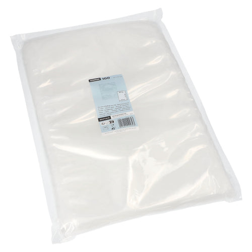 Un sac transparent Starpak 100 à bord scellé contient une pile de serviettes en papier blanches, portant au centre une étiquette bleu-blanc avec des informations sur le produit.