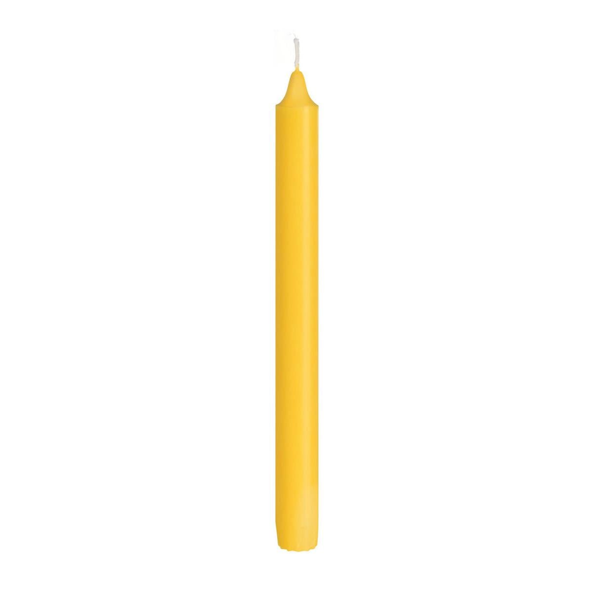 Eine einzelne, unbeleuchtete gelbe Kronenkerze aus 100% Stearin (250 x 22 mm, 9h) der Duni GmbH steht aufrecht vor einem schlichten weißen Hintergrund und ist für ihre lange Brenndauer bekannt.