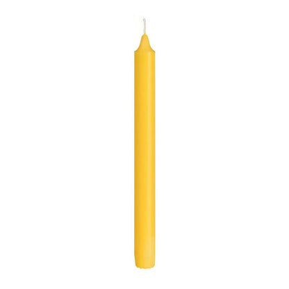 Eine einzelne, unbeleuchtete gelbe Kronenkerze aus 100% Stearin (250 x 22 mm, 9h) der Duni GmbH steht aufrecht vor einem schlichten weißen Hintergrund und ist für ihre lange Brenndauer bekannt.